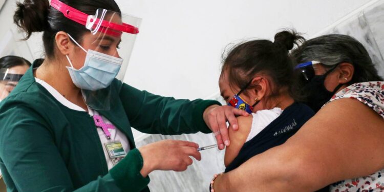 Vacunación COVID para niños iniciaría en mayo, si COVAX envía dosis: AMLO 1 VACUNAS ESCACEZ cuartoscuro 1