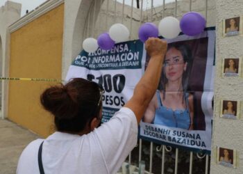 celular debanhi sumergido agua senala