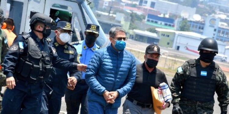 Expresidente de Honduras recibía sobornos millonarios de “El Chapo” acusa E.U.  1 jueves extraditado juan orlando hernandez 37 40 656 408