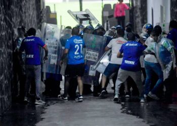 ¡Violencia en el Estadio Azteca Pelean entre si aficionados del Cruz Azul Videos