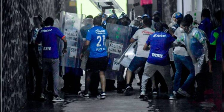 Aficionados de Cruz Azul protagonizan pelea en el estadio Azteca. 1 ¡Violencia en el Estadio Azteca Pelean entre si aficionados del Cruz Azul Videos