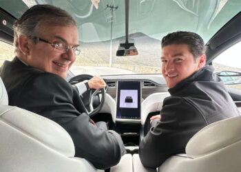 SAMUEL GARCÍA Y MARCELO EBRARD RECORREN TERRENO DE GIGAPLANTA DE TESLA EN SANTA CATARINA