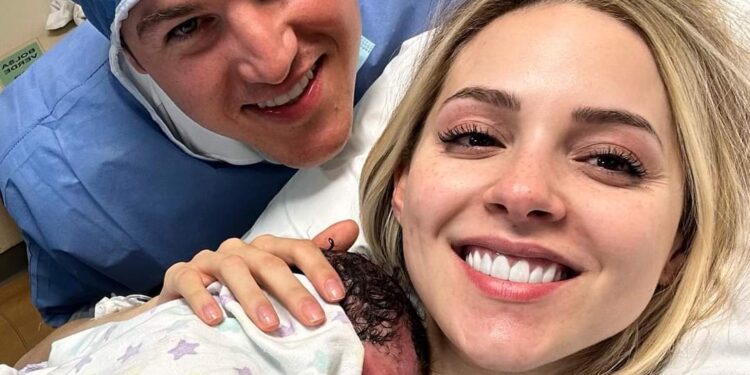 NACE MARIEL, HIJA DEL GOBERNADOR SAMUEL GARCÍA Y MARIANA RODRÍGUEZ