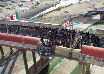 Cientos de migrantes intentan cruzar la frontera  de México a Estados Unidos a la fuerza