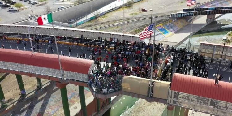 Cientos de migrantes intentan cruzar la frontera  de México a Estados Unidos a la fuerza