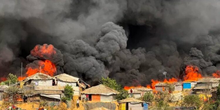 SE INCENDIA EL CAMPAMENTO DE REFUGIADOS MÁS GRANDE EN BANGLADESH 1 SE INCENDIA EL CAMPAMENTO DE REFUGIADOS MÁS GRANDE EN BANGLADESH