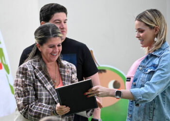 ENTREGAN MARIANA RODRÍGUEZ Y SAMUEL GARCÍA VILLA DE CAPULLOS RENACE