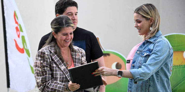 ENTREGAN MARIANA RODRÍGUEZ Y SAMUEL GARCÍA VILLA DE CAPULLOS RENACE 1 ENTREGAN MARIANA RODRÍGUEZ Y SAMUEL GARCÍA VILLA DE CAPULLOS RENACE