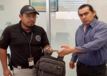 CARPINTERO DE JUÁREZ ENCUENTRA 3 MIL DÓLARES Y LOS REGRESA, EJEMPLO DE HONESTIDAD