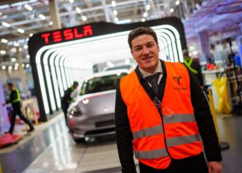 SAMUEL VISITA GIGAFÁBRICA DE TESLA EN ALEMANIA