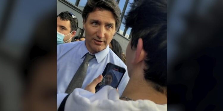JUSTIN TRUDEAU ENFRENTA A JOVEN ANTIABORTO 1 JUSTIN TRUDEAU ENFRENTA A JOVEN ANTIABORTO