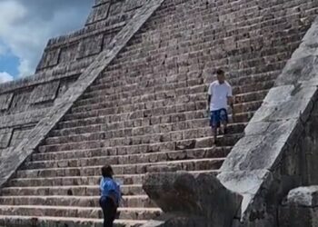 ¡DE NUEVA CUENTA! OTRO TURISTA SUBE A LA PIRÁMIDE DE CHICHÉN ITZÁ