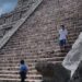 ¡DE NUEVA CUENTA! OTRO TURISTA SUBE A LA PIRÁMIDE DE CHICHÉN ITZÁ 7 ¡DE NUEVA CUENTA! OTRO TURISTA SUBE A LA PIRÁMIDE DE CHICHÉN ITZÁ