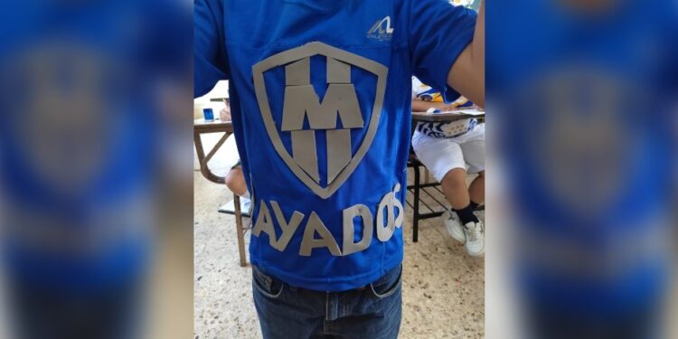 LE PIDEN LLEVAR JERSEY DE SU EQUIPO FAVORITO Y SU MAMÁ LE HIZO CON FOAMY EL DE RAYADOS