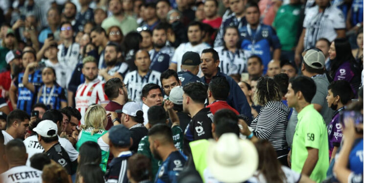 RAYADOS CONDENA VIOLENCIA DE AFICIONADOS EN PARTIDO CONTRA SANTOS