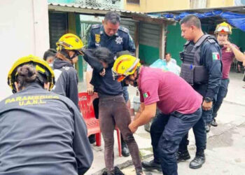 POLICÍAS DE ESCOBEDO SALVAN A MUJER ATRAPADA EN INCENDIO