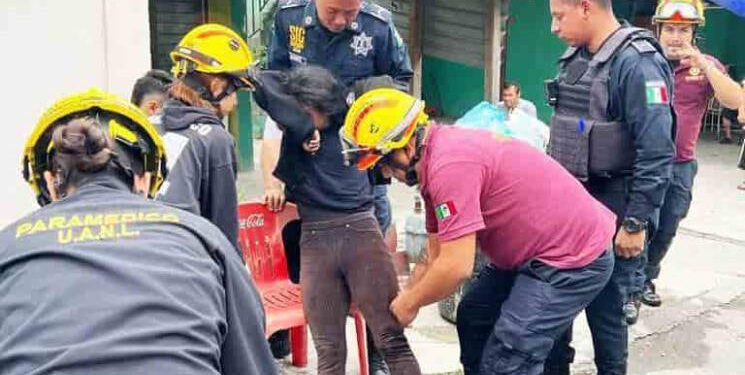POLICÍAS DE ESCOBEDO SALVAN A MUJER ATRAPADA EN INCENDIO 1 POLICÍAS DE ESCOBEDO SALVAN A MUJER ATRAPADA EN INCENDIO