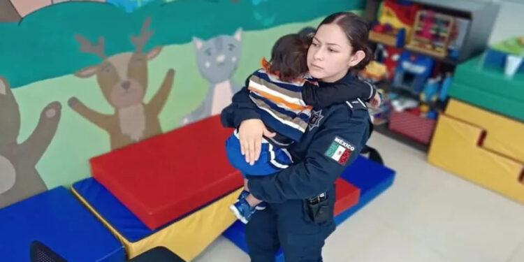 PIERDEN NIÑO EN FIESTA; LO ENCUENTRA POLICÍA 1 PIERDEN NIÑO EN FIESTA; LO ENCUENTRA POLICÍA