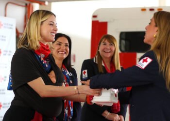 MARIANA RODRÍGUEZ Y SU HIJA MARIEL ENCABEZAN INICIO DE COLECTA 2023 DE CRUZ ROJA EN NL
