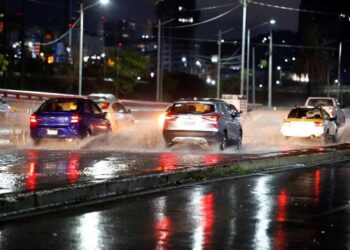 DEJA LLUVIA AUTOMÓVILES VARADOS EN GUADALUPE