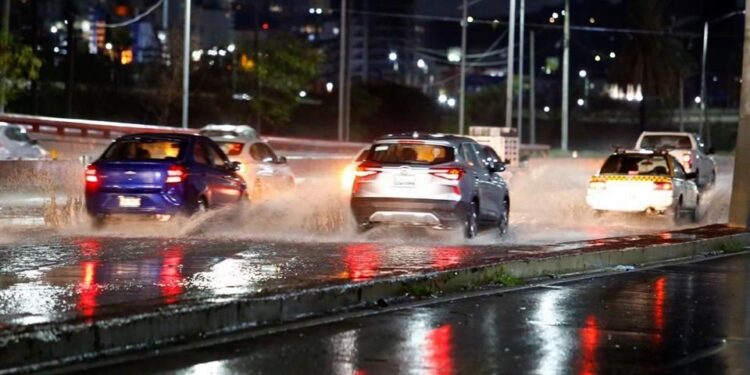 DEJA LLUVIA AUTOMÓVILES VARADOS EN GUADALUPE 1 DEJA LLUVIA AUTOMÓVILES VARADOS EN GUADALUPE