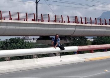 EVITAN POLICIAS SUICIDIO EN PUENTE