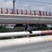 EVITAN POLICIAS SUICIDIO EN PUENTE 7 EVITAN POLICIAS SUICIDIO EN PUENTE