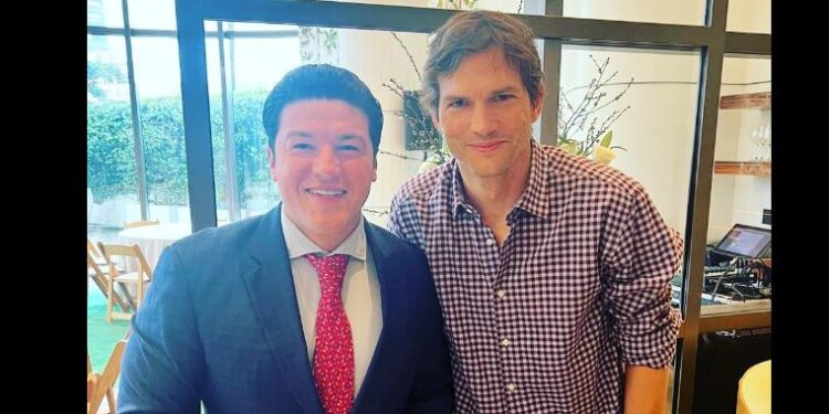 COINCIDEN SAMUEL Y ASHTON KUTCHER EN CALIFORNIA 1 COINCIDEN SAMUEL Y ASHTON KUTCHER EN CALIFORNIA