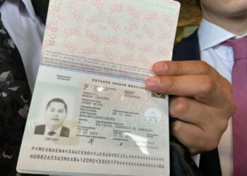 MAGISTRADE OBTIENE PASAPORTE NO BINARIO