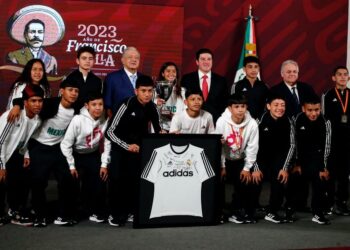 RECONOCE AMLO A CAMPEONES DE SAN BERNABÉ