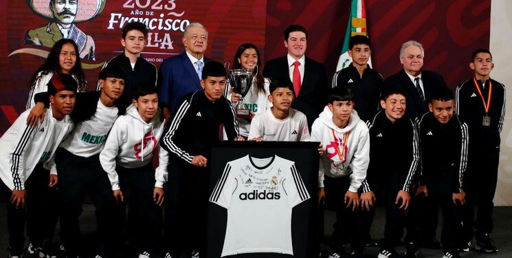 RECONOCE AMLO A CAMPEONES DE SAN BERNABÉ