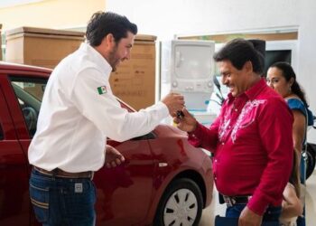 ENTREGA RAÚL CANTÚ PREMIOS A GANADORES DE SORTEO ‘EN SALINAS PAGAS Y GANAS’