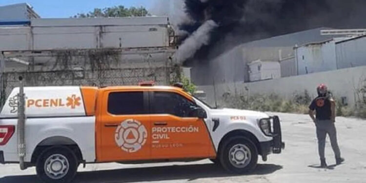 SE INCENDIA EMPRESA RECICLADORA EN APODACA, NUEVO LEÓN 1 SE INCENDIA EMPRESA RECICLADORA EN APODACA, NUEVO LEÓN