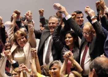 RENUNCIA EBRARD; VA POR PRESIDENCIA