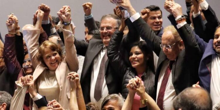 RENUNCIA EBRARD; VA POR PRESIDENCIA