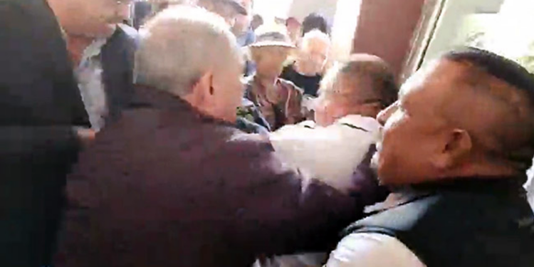 AGREDE DIPUTADO A EMPLEADO EN CONGRESO DE BAJA CALIFORNIA 1 AGREDE DIPUTADO A EMPLEADO EN CONGRESO DE BAJA CALIFORNIA