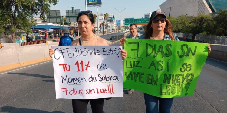 BLOQUEAN GARZA SADA POR CORTES DE CFE 1 BLOQUEAN GARZA SADA POR CORTES DE CFE