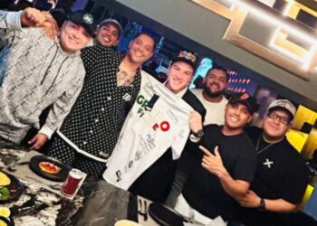 SALUDA SAMUEL A GRUPO FIRME