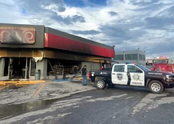 INDIGENTE ROCÍA GASOLINA Y PRENDE FUEGO EN OXXO