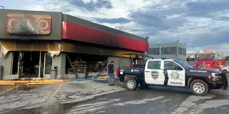 INDIGENTE ROCÍA GASOLINA Y PRENDE FUEGO EN OXXO 1 INDIGENTE ROCÍA GASOLINA Y PRENDE FUEGO EN OXXO