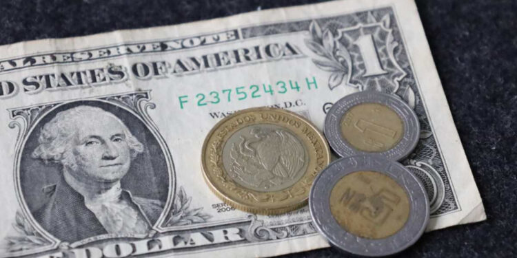 ¡WHAT A… DOLLAR! ROMPE DIVISA BARRERA DE 17 PESOS;  LLEGARÍA A $16.70