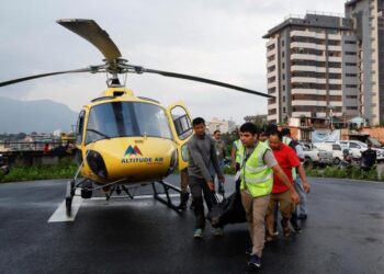 SE ESTRELLA HELICÓPTERO EN EL EVEREST; MUEREN 5 MEXICANOS