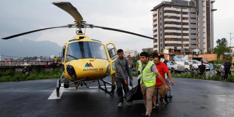 SE ESTRELLA HELICÓPTERO EN EL EVEREST; MUEREN 5 MEXICANOS