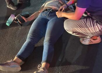 EMBISTE A MUJER MOTOCICLISTA Y HUYE A BORDO DE MERCEDES