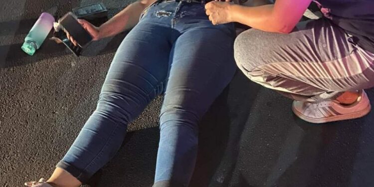 EMBISTE A MUJER MOTOCICLISTA Y HUYE A BORDO DE MERCEDES 1 EMBISTE A MUJER MOTOCICLISTA Y HUYE A BORDO DE MERCEDES