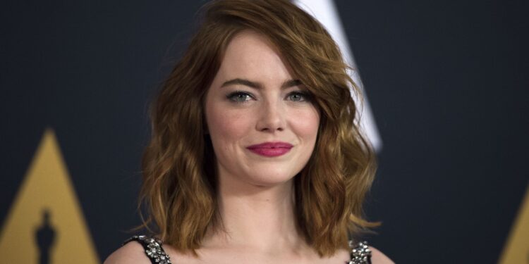 EMMA STONE REVELA EL PUNTO CULMINANTE DE SU CARRERA ACTORAL: UN VISTAZO PROFUNDO AL PERSONAJE QUE ROBÓ SU CORAZÓN 1 Fotografía vía VALERIE MACON/AFP/AFP/Getty Images