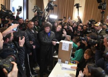 Milei votando en Buenos Aires el domingo. “Este resultado va a ser sorpresivo para él también”, dijo un consultor político. Credit...Enrique Garcia Medina/EPA, vía Shutterstock