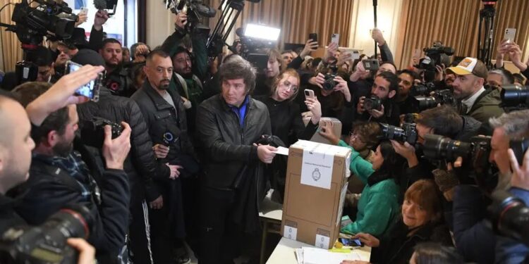 Milei votando en Buenos Aires el domingo. “Este resultado va a ser sorpresivo para él también”, dijo un consultor político. Credit...Enrique Garcia Medina/EPA, vía Shutterstock