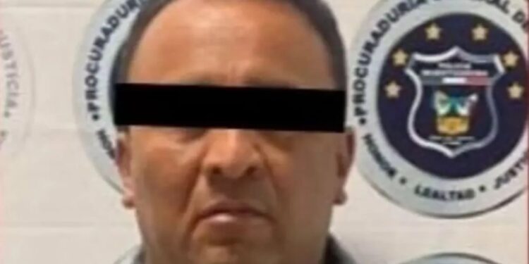 DETIENEN AL ALCALDE DE TULA DE ALLENDE POR PRESUNTO INVOLUCRAMIENTO EN EL CASO 'ESTAFA SINIETRA' 1 Las autoridades detallaron que se investiga al alcalde por presunta adjudicación directa por millones de pesos en 2021. (Foto: @PGJE_Hidalgo)