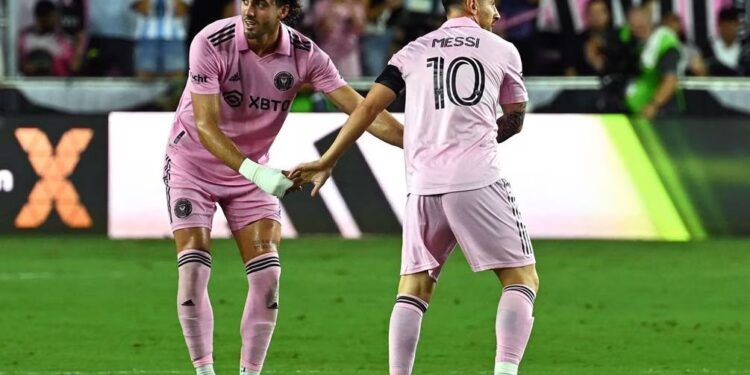 MESSI ENCUENTRA EN INTER MIAMI A SU FAVORITO 1 Fotografía Messi y Leonardo Campana vía: AFP